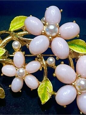 ART by Arthur Pepper Elegant Pearl Flower Cluster Brooch with Gold Tone Accents